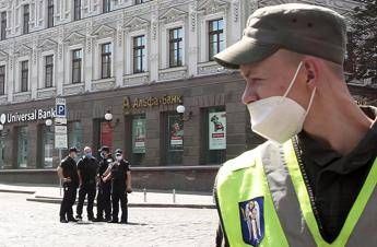 Kiev, tenta di farsi esplodere in banca: forze speciali lo arrestano Kiev, tenta di farsi esplodere in banca: forze speciali lo arrestano