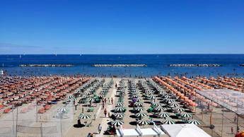 Spiagge 'occupate', sempre meno libere e balneabili Spiagge 'occupate', sempre meno libere e balneabili