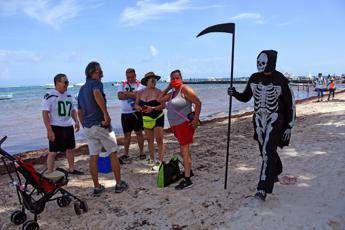 Spiaggia chiusa per Covid, turisti cacciati... dalla morte