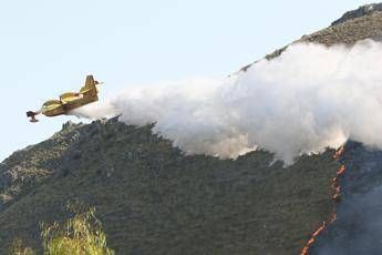 Incendi, notte di paura a L'Aquila: gente in strada Incendi, notte di paura a L'Aquila: gente in strada