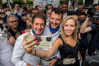 Bagno di selfie per Salvini, poi regala la mascherina a un fan Bagno di selfie per Salvini, poi regala la mascherina a un fan