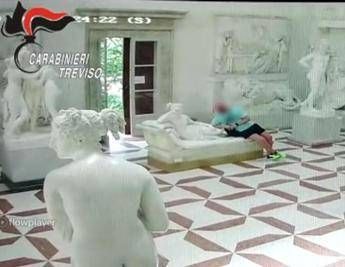 Ho rotto la statua di Canova senza accorgermi, parla il turista austriaco - Video Ho rotto la statua di Canova senza accorgermi, parla il turista austriaco - Video