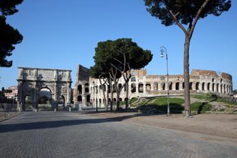 Si intrufolano nel parco archeologico del Colosseo: denunciati 4 turisti