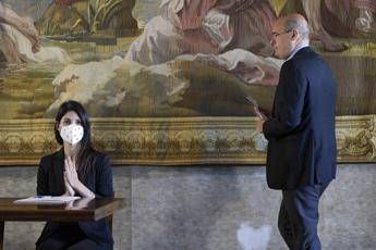 Rifiuti, scontro Raggi-Zingaretti Rifiuti, scontro Raggi-Zingaretti