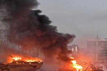 Nave crociera affonda in porto Beirut dopo esplosione