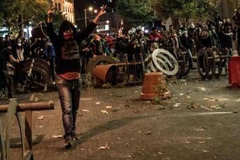 Scontri a Beirut tra sostenitori di Hariri e manifestanti Scontri a Beirut tra sostenitori di Hariri e manifestanti