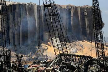 Esplosione a Beirut, donna sbalzata in aria per la potente deflagrazione Esplosione a Beirut, donna sbalzata in aria per la potente deflagrazione