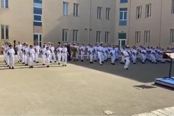 Marina Militare, giallo coreografia in cortile a ritmo dance: ballo in divisa impazza sui social /Video