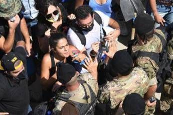 Beirut, notte di disordini: polizia usa lacrimogeni Beirut, notte di disordini: polizia usa lacrimogeni