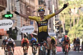 Il belga Van Aert vince la Milano-Sanremo