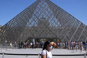 A Parigi da lunedì mascherina obbligatoria nelle zone affollate A Parigi da lunedì mascherina obbligatoria nelle zone affollate