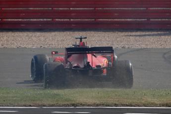 Gp Silverstone, testa-coda alla prima curva per Vettel