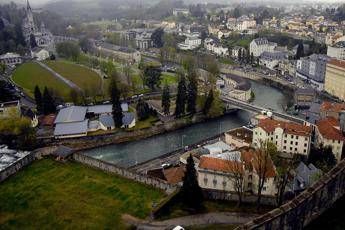 Lourdes, fulmine sulla funicolare: numerosi feriti