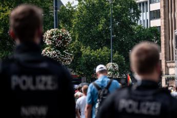 Germania, poliziotto sospeso dopo discorso contro misure anti-Covid
