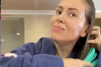 Alyssa Milano mostra effetti Covid su capelli: Ecco cosa fa