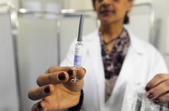 Covid, lo studio: con vaccino antinfluenza meno contagi e morti