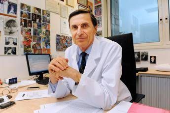 Coronavirus, Mantovani: Nessuna evidenza che sia più gentile Coronavirus, Mantovani: Nessuna evidenza che sia più gentile