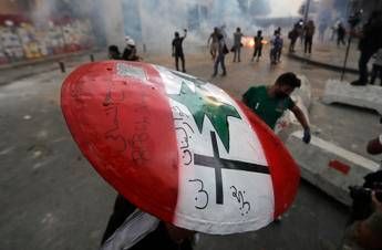 Libano, scontri davanti al Parlamento a Beirut Libano, scontri davanti al Parlamento a Beirut