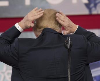Trump si lamenta della doccia: Non posso lavare bene i miei bei capelli