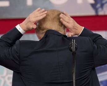 Trump si lamenta della doccia: Non posso lavare bene i miei bei capelli Trump si lamenta della doccia: Non posso lavare bene i miei bei capelli