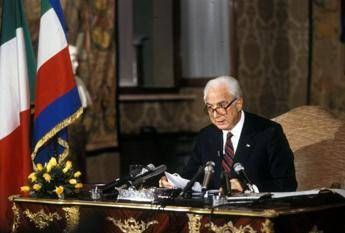 Mi dimetto per servire la Repubblica, l'addio di Cossiga al Quirinale Mi dimetto per servire la Repubblica, l'addio di Cossiga al Quirinale
