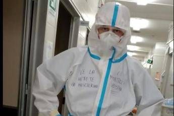 Veniteme a dì che non c'è il Covid, nella tuta a 30 gradi ce stamo noi, lo sfogo dell'infermiere Veniteme a dì che non c'è il Covid, nella tuta a 30 gradi ce stamo noi, lo sfogo dell'infermiere