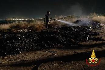 Cozze in fiamme a Taranto, incendio in un allevamento Cozze in fiamme a Taranto, incendio in un allevamento