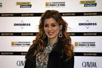 Daniela Martani e il 'no' alla mascherina: Popolo di lobotomizzati Daniela Martani e il 'no' alla mascherina: Popolo di lobotomizzati