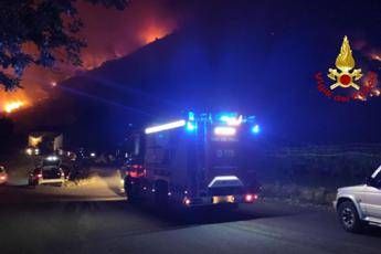 Catania, fiamme sul monte Gorna: evacuate abitazioni Catania, fiamme sul monte Gorna: evacuate abitazioni