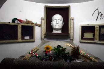 Selfie alla cripta di Mussolini, sospeso consigliere comunale Lega