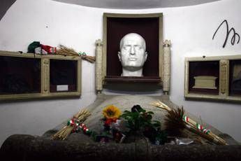 Selfie alla cripta di Mussolini, sospeso consigliere comunale Lega Selfie alla cripta di Mussolini, sospeso consigliere comunale Lega