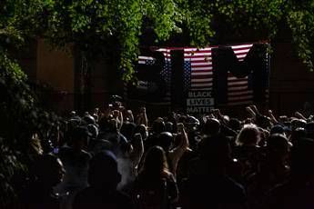 Portland, calci in testa a un uomo: sotto accusa militanti Black Lives Matter Portland, calci in testa a un uomo: sotto accusa militanti Black Lives Matter