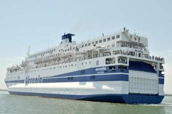 Migranti, in 250 su nave quarantena a Lampedusa Migranti, in 250 su nave quarantena a Lampedusa