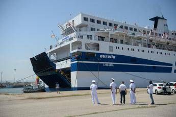 Migranti, sindaco Trapani: Divieto sbarco per nave quarantena Migranti, sindaco Trapani: Divieto sbarco per nave quarantena