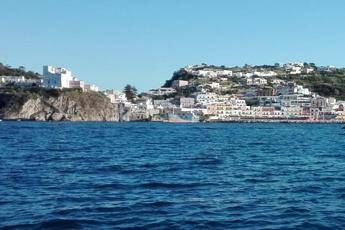 Paura a Ponza, a fuoco una barca in porto Paura a Ponza, a fuoco una barca in porto