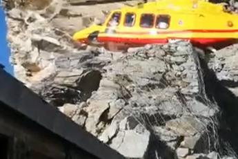 Frana sul Cervino, soccorso alpino in azione: 25 persone da evacuare /VIDEO