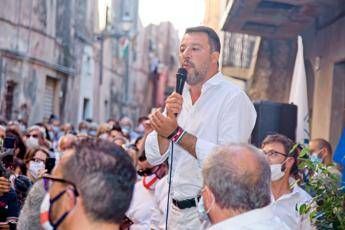 Migranti, Salvini: Denuncio il governo Migranti, Salvini: Denuncio il governo
