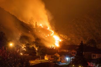 California in fiamme, oltre 100mila gli sfollati