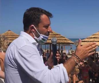 Migranti, Salvini: Basta mantenere sfigati e spacciatori Migranti, Salvini: Basta mantenere sfigati e spacciatori