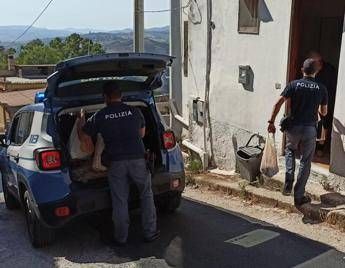 Non mangio da giorni, anziano chiede aiuto a polizia Non mangio da giorni, anziano chiede aiuto a polizia