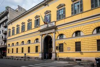 Milano, fermato per fotosegnalamento si suicida in Questura Milano, fermato per fotosegnalamento si suicida in Questura