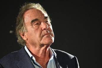 Oliver Stone: Trump non vincerà ma ormai c'è partito unico della spesa militare Oliver Stone: Trump non vincerà ma ormai c'è partito unico della spesa militare
