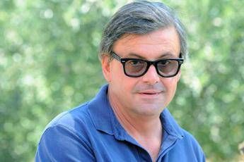 Referendum, Calenda 'trolla': Votate no, lo dice Taverna Referendum, Calenda 'trolla': Votate no, lo dice Taverna