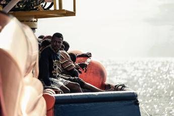 Migranti, a Trapani lo sbarco dalla nave quarantena 'Azzurra'