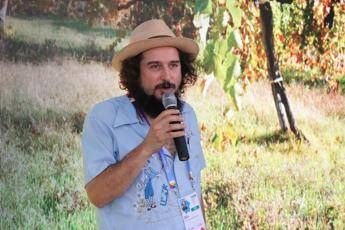 Covid, Vinicio Capossela: Mascherine? Danno fascino alle donne Covid, Vinicio Capossela: Mascherine? Danno fascino alle donne