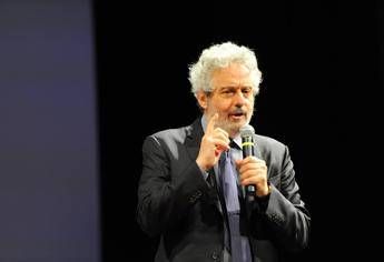 Piovani: Ricoverato per Covid a ottobre, avevo sintomi preoccupanti Piovani: Ricoverato per Covid a ottobre, avevo sintomi preoccupanti