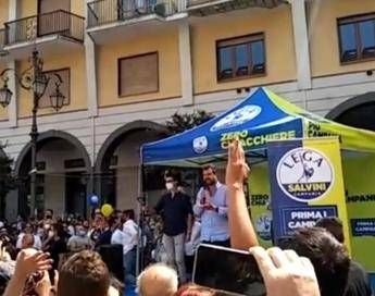 Salvini contestato a Cava de' Tirreni: Quattro criminali di sinistra Salvini contestato a Cava de' Tirreni: Quattro criminali di sinistra