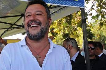 Salvini e il lancio col paracadute: Ho altro da fare Salvini e il lancio col paracadute: Ho altro da fare