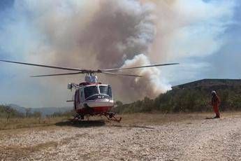 A Tivoli si lavora ancora per spegnere il rogo: ustionato vigile del fuoco