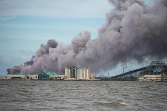 Louisiana, in fiamme impianto chimico. Restate in casa